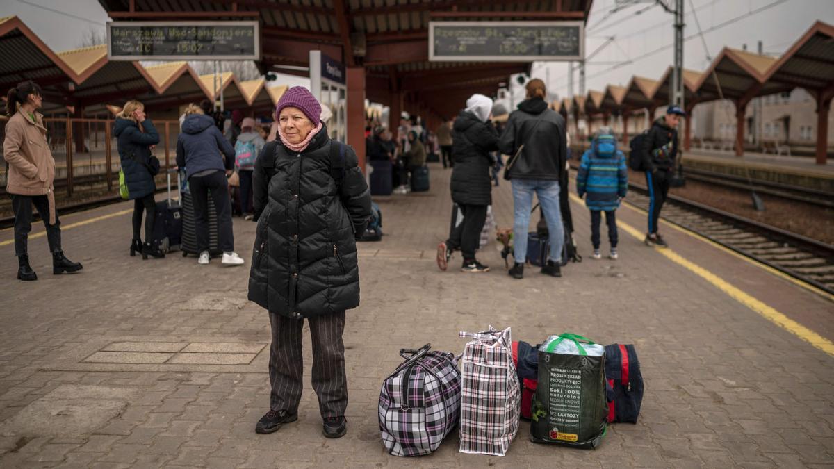 Una ciudadana ucraniana espera el tren a Varsovia en la estación de Przemysl, cerca de la frontera de Polonia con Ucrania.