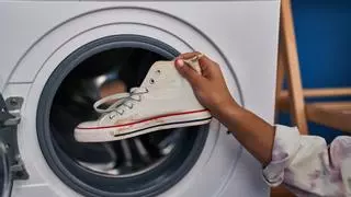Poner la lavadora a 40 grados: el desconocido giro de rosca que permite dejar tus zapatillas como nuevas (y cómodas)