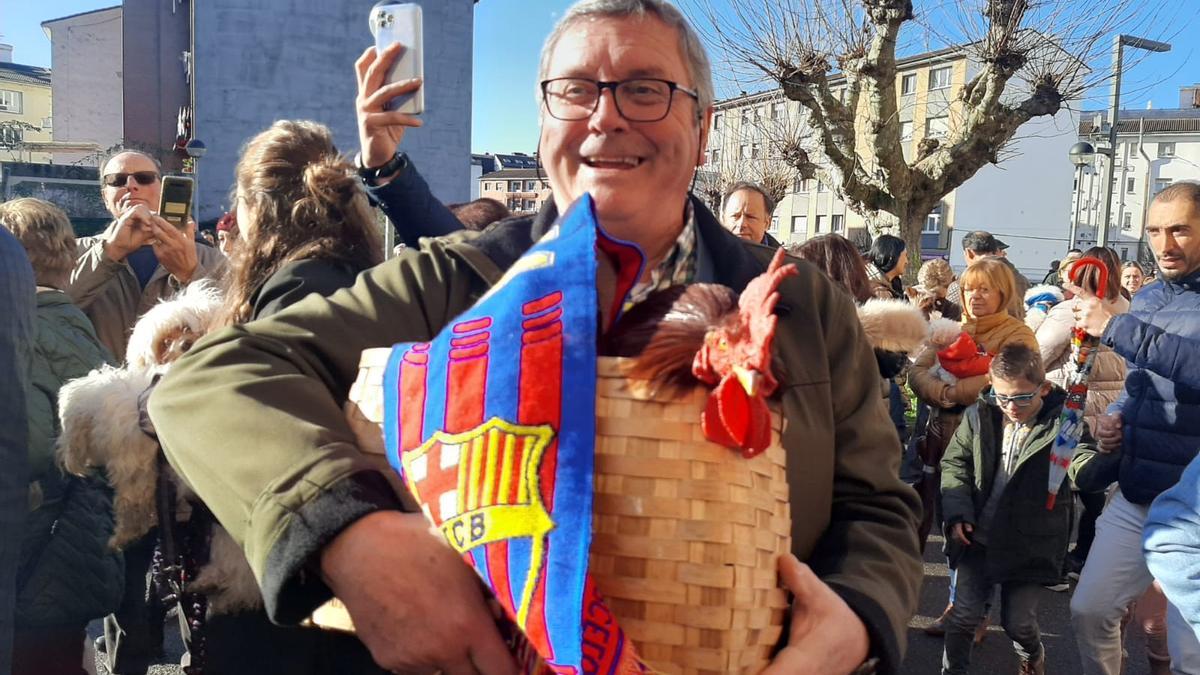 San Antón, hasta la bandera en Lugones: decenas de vecinos llevan a bendecir a sus mascotas