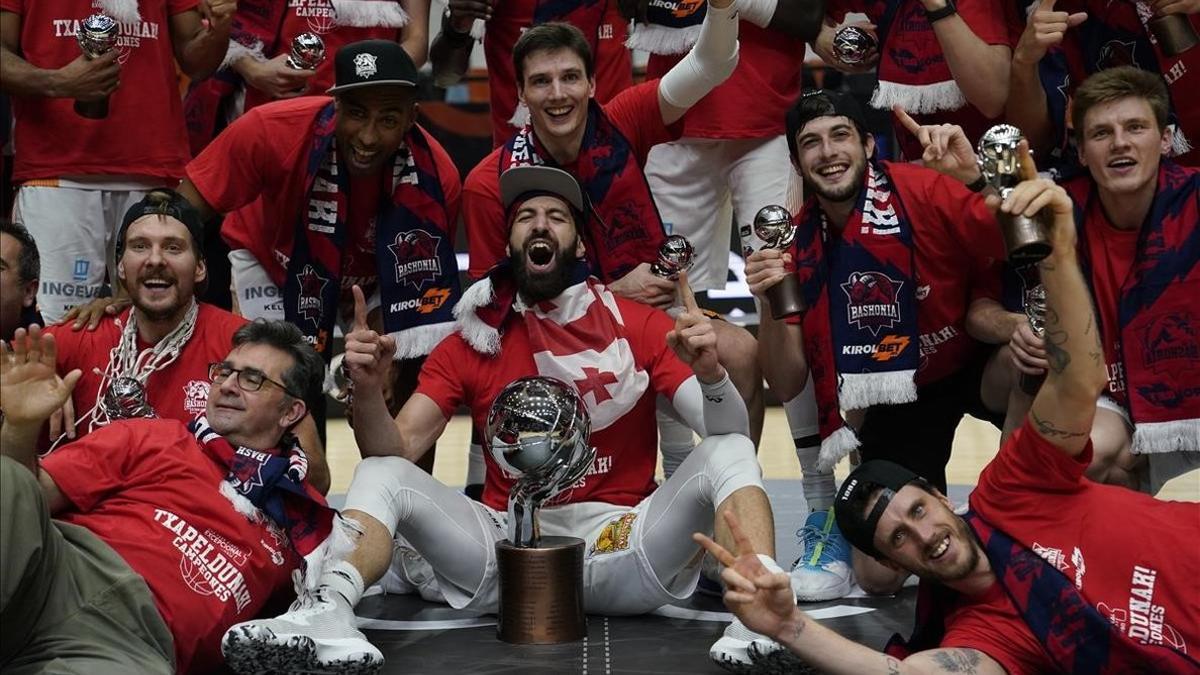Los jugadores del Baskonia, con Shengelia en el centro, celebran la liga conquistada en Valencia a finales de junio