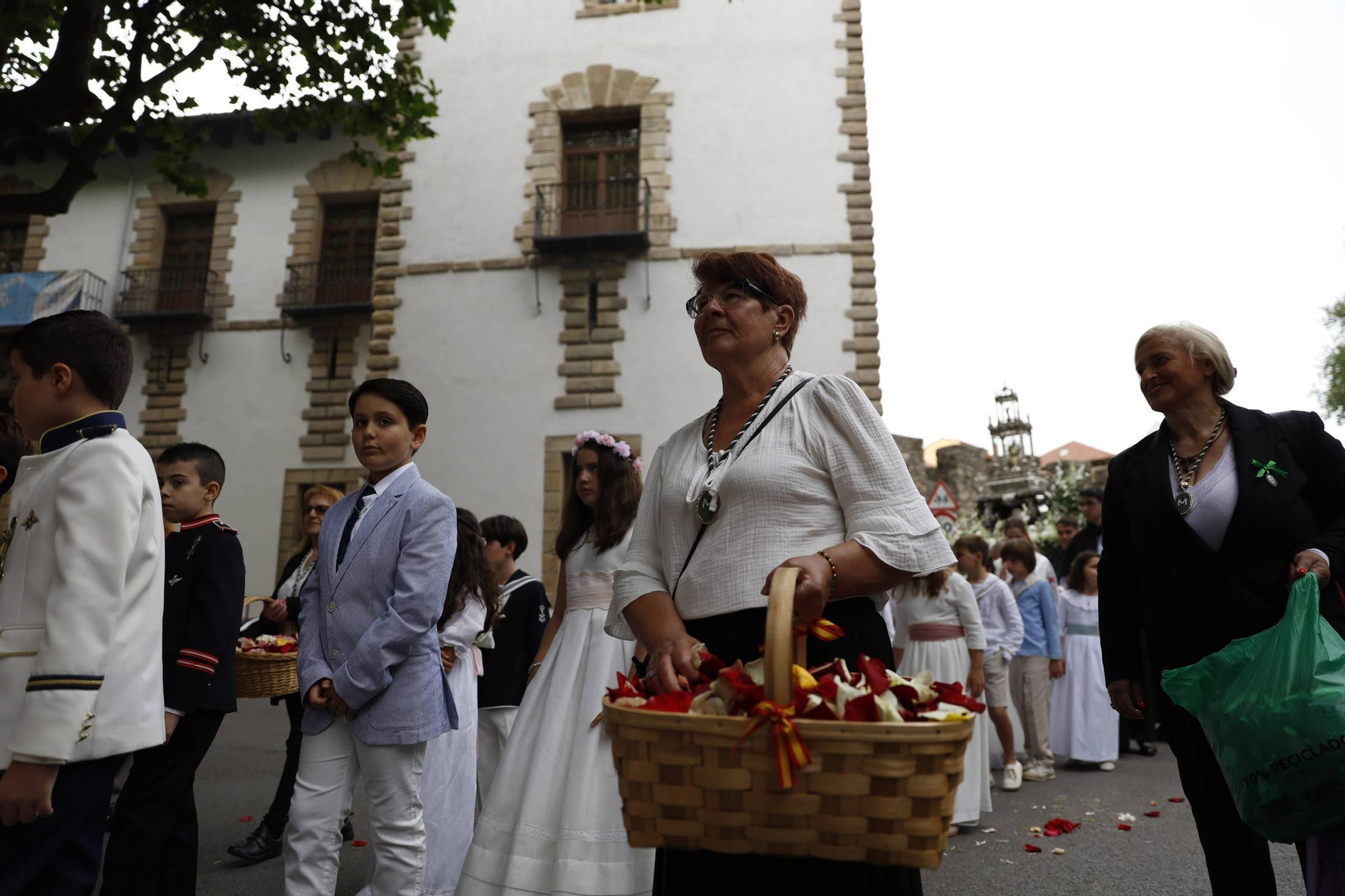 Pétalos, incienso, niños... así fue la procesión del Corpus Christi en Gijón (en imágenes)