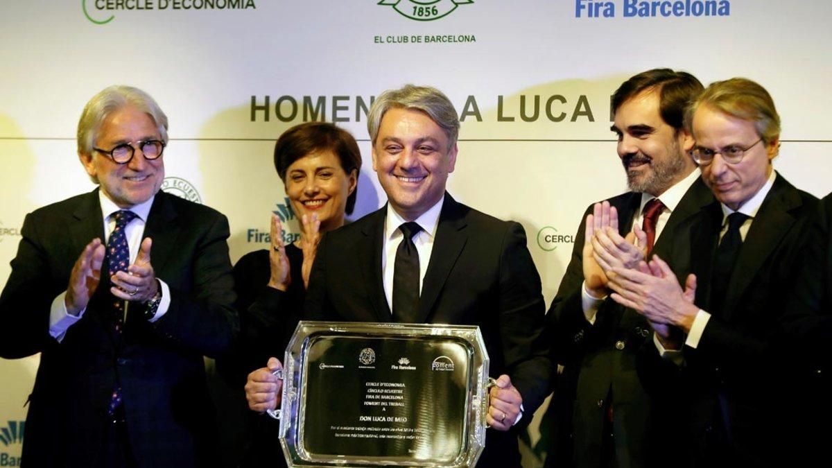 GRAFCAT2335. BARCELONA, 05/03/2020.- El expresidente de SEAT, Luca de Meo (c), junto a su esposa Silvia (2i), el presidente del Círculo de Economía, Javier Faus (d); el presidente de Foment, Josep Sánchez-Llibre (i); y el presidente del Circulo Ecuestre, Arturo Delgado (2d); durante el acto en el que las principales organizaciones del tejido empresarial y económico de Barcelona han rendido homenaje al expresidente de Seat Luca de Meo por su labor como directivo del sector del automóvil y el impacto que su trabajo ha tenido para Barcelona. EFE/Toni Albir