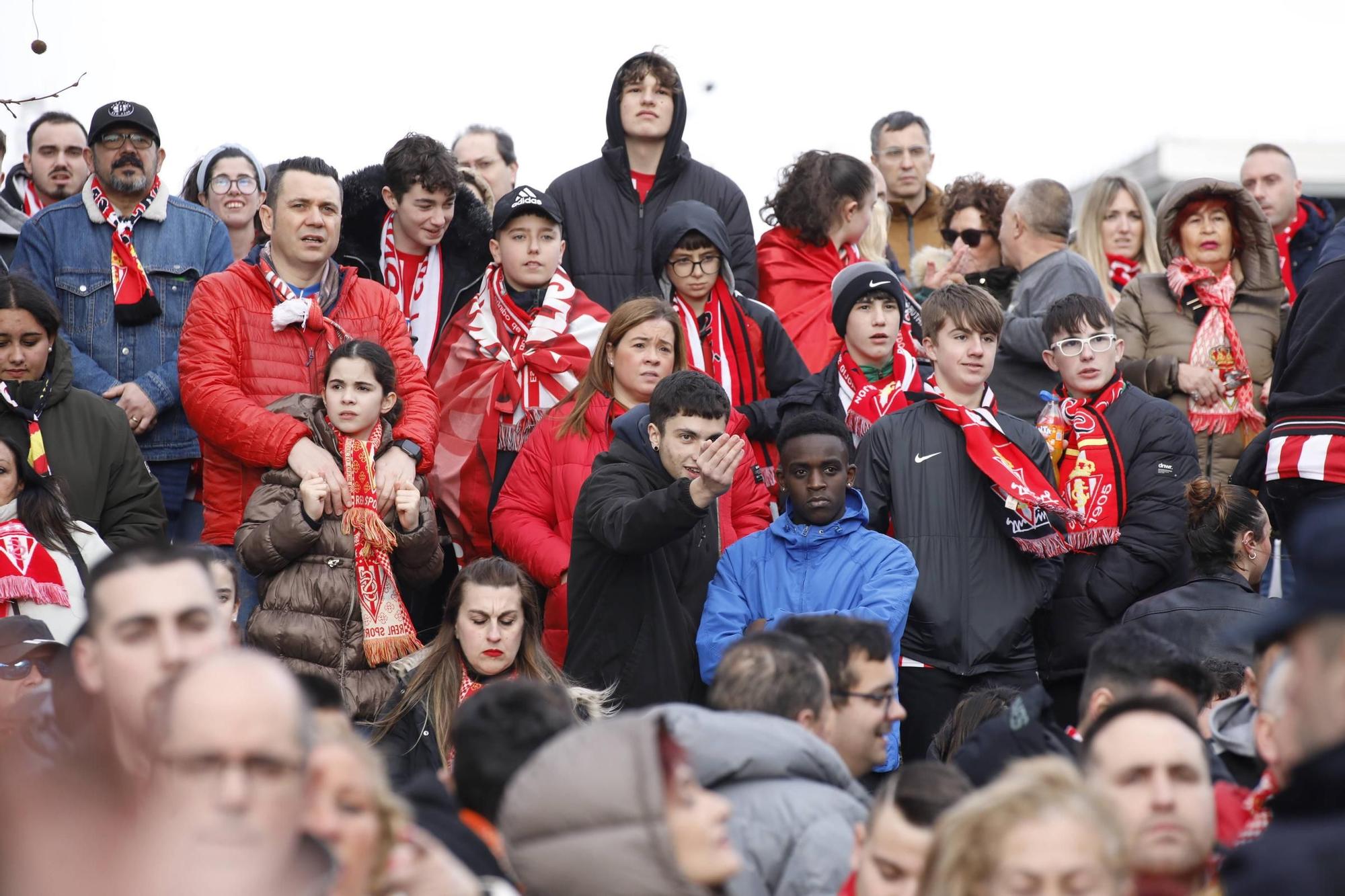 La afición del derbi asturiano en imágenes