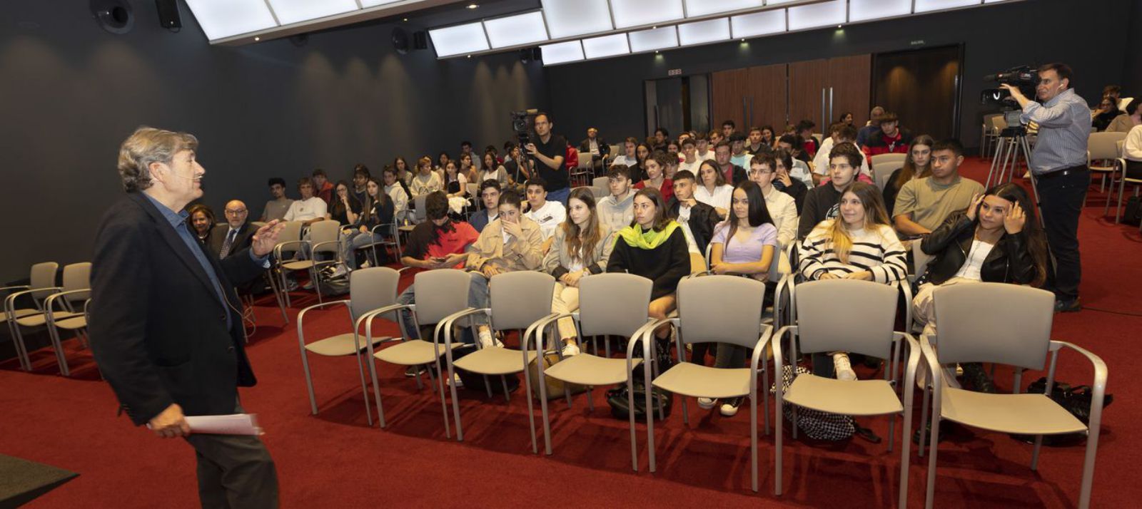 El director y productor de cine Gerardo Herrero, durante su conferencia de ayer en el Club Prensa Asturiana de LA NUEVA ESPAÑA. | Miki López