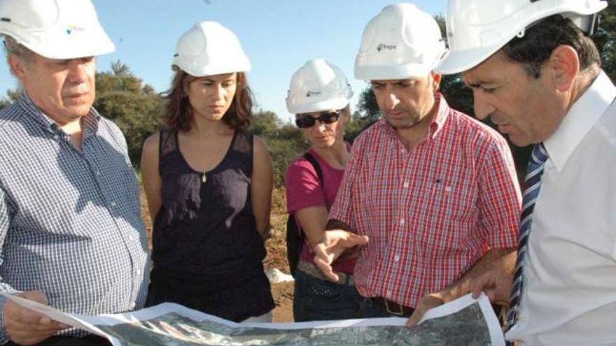 El alcalde Nelson Santos (d.), durante una visita a las obras en las lagunas de As Gándaras.  // G.P.