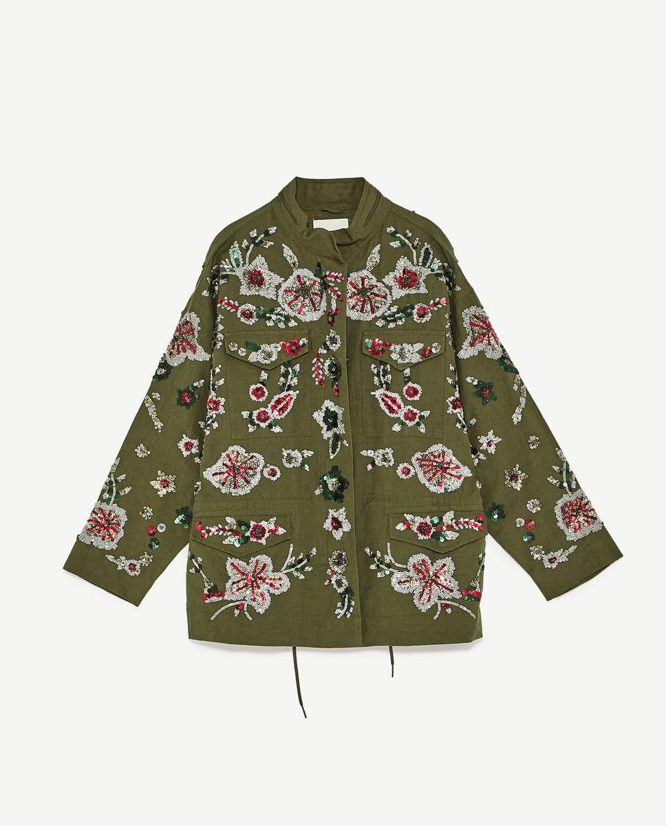 Amarás el verde por encima de todo: Parka bordada, de Zara (89,95 euros).