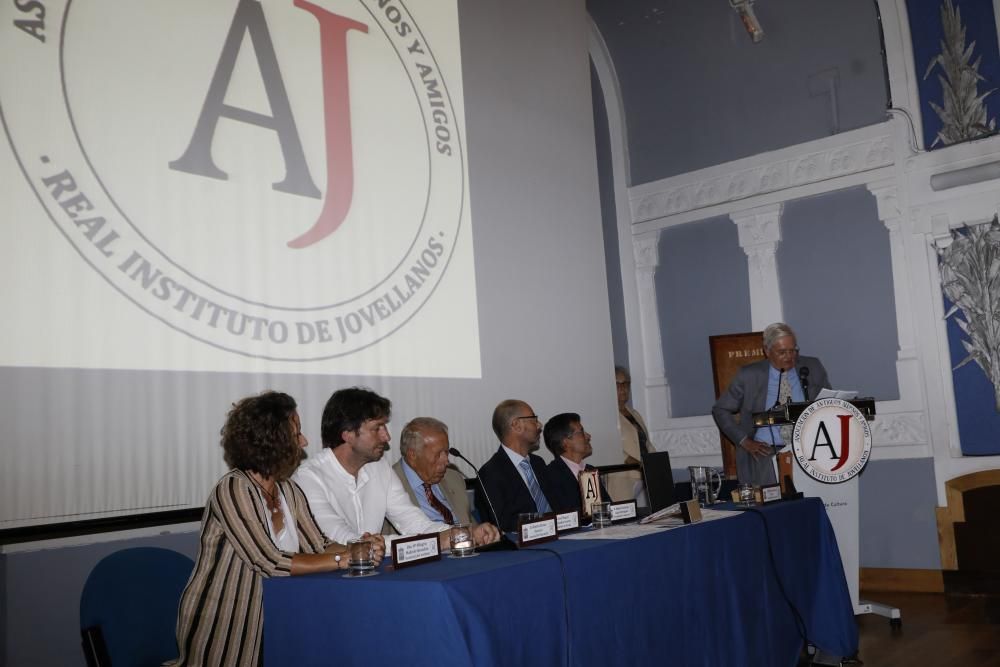 Entrega de distinciones a los antiguos alumnos del Instituto Jovellanos.