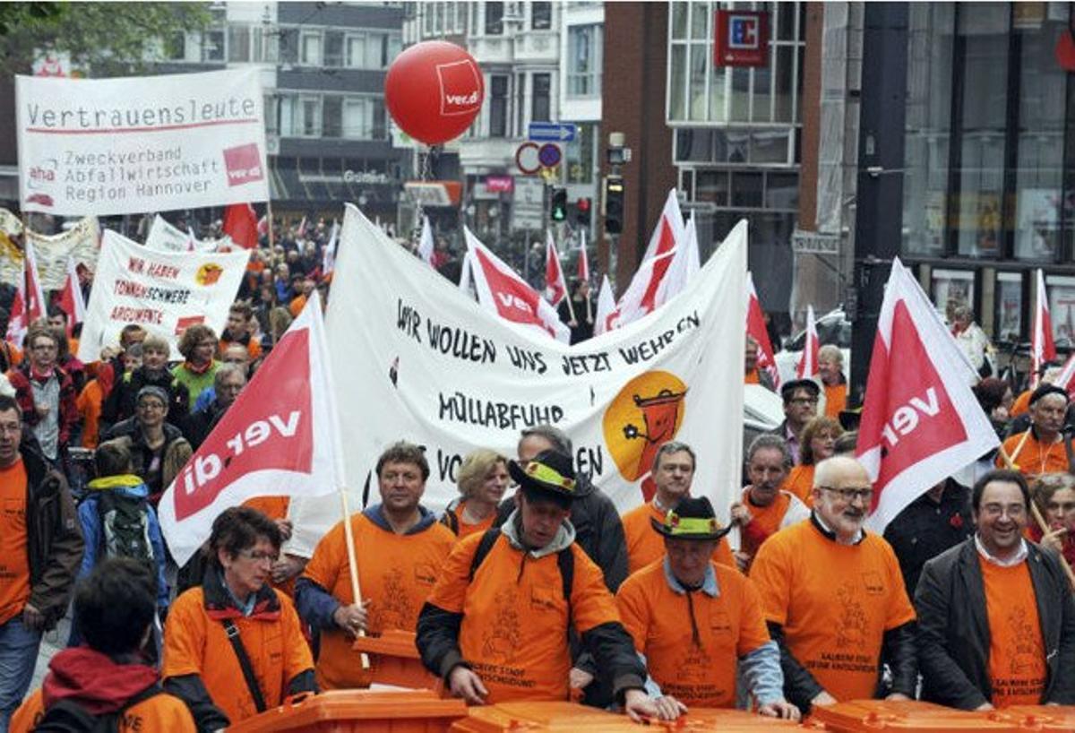 Centenares de personas participan en una manifestación del Primero de Mayo en Bremen, Alemania.