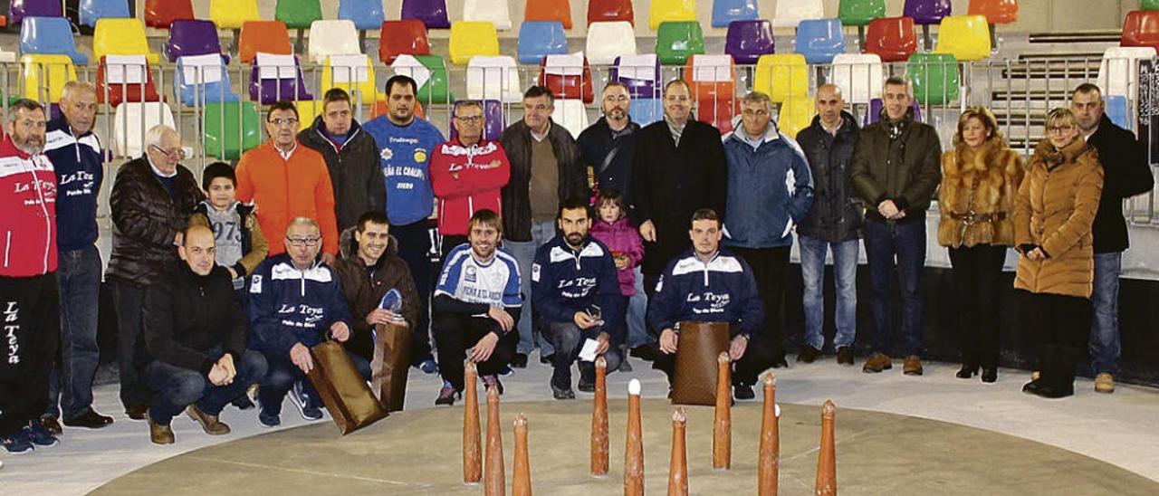 Organizadores y premiados de la edición del año pasado en el Memorial &quot;Rea&quot;.