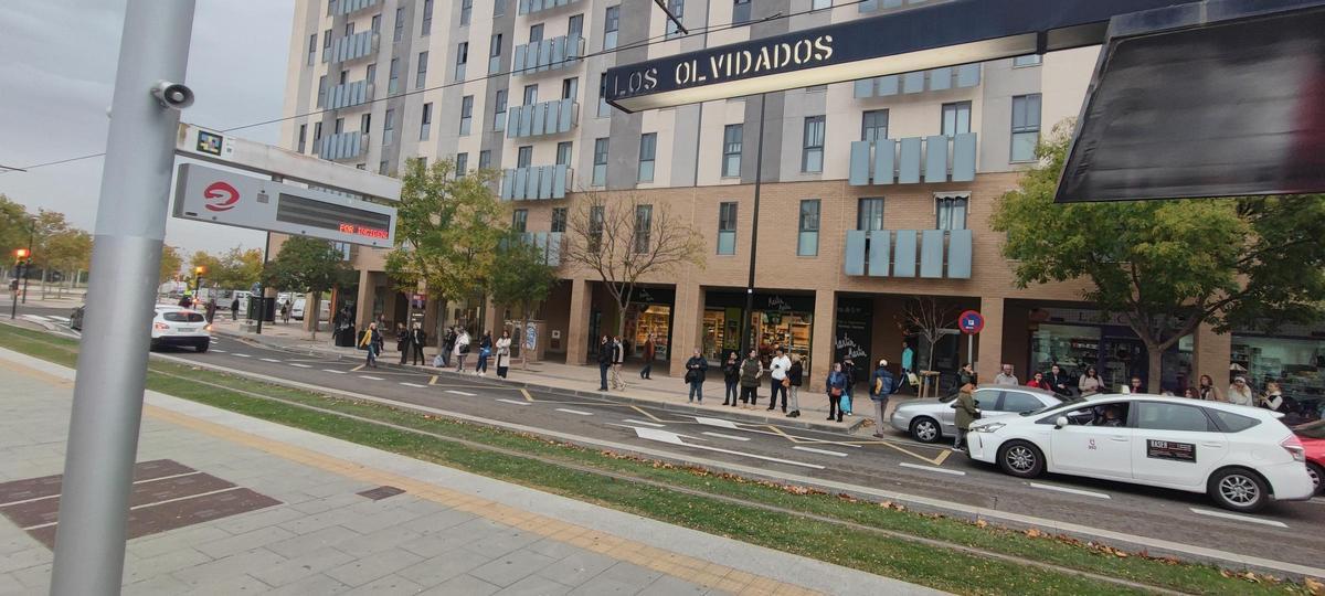 Los vecinos de Valdespartera se amontonan en las paradas de los autobuses alternativos y muchos acaban llamando a taxis.