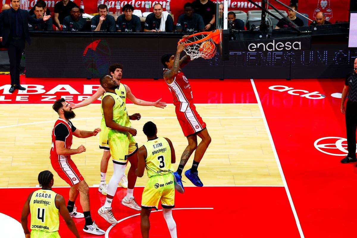 Robinson machaca el aro en el partido ante el Hiopos Lleida.