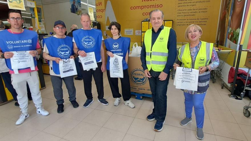 Por la izquierda, Adrián Camporro, Daniel Suárez y Carlos Díaz, alumnos de la asociación AFESA; María Berrocal, monitora de la asociación, con Nicanor García y María José Fernández, en Oviedo.