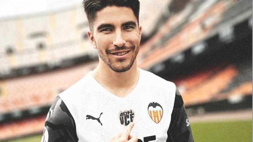 Carlos Soler luce el logo ADN.