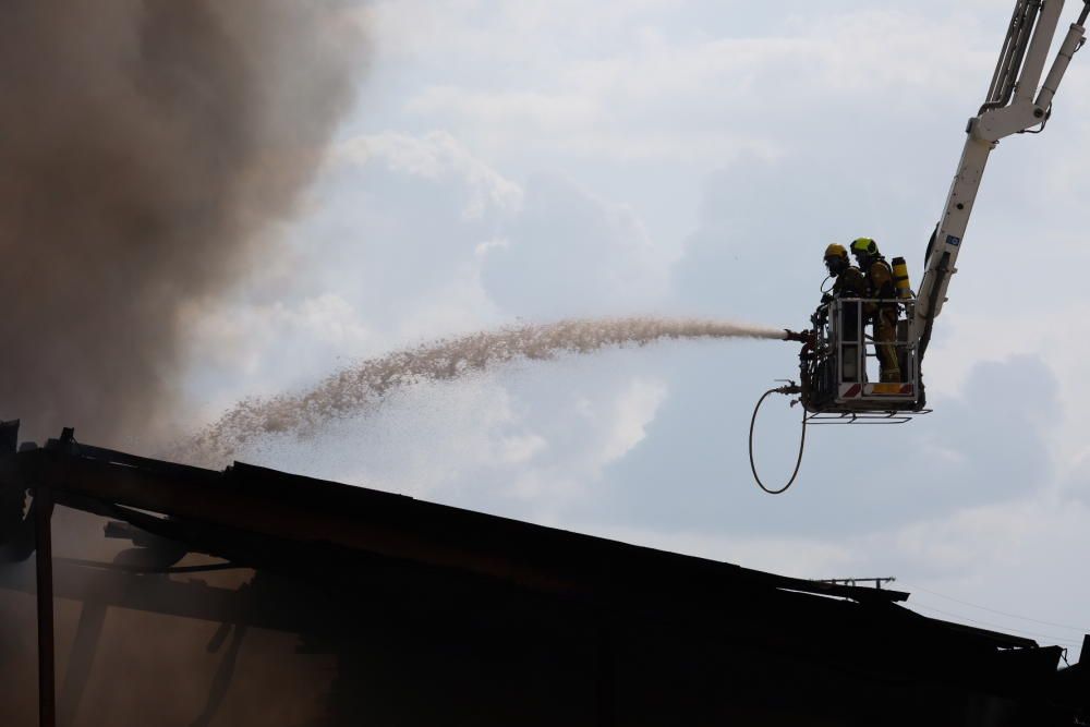 Arde una nave industrial en Aspe