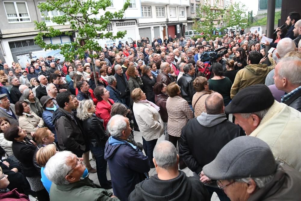 Asamblea de vecinos en el centro cívico de Eirís con Silvia Cameán y Xiao Varela