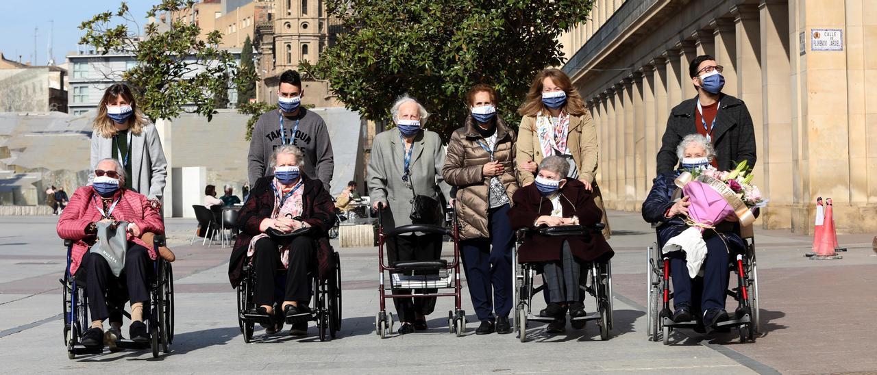 Primer paseo de un grupo de ancianos en la plaza del Pilar tras varias olas de coronavirus, en marzo de 2021.