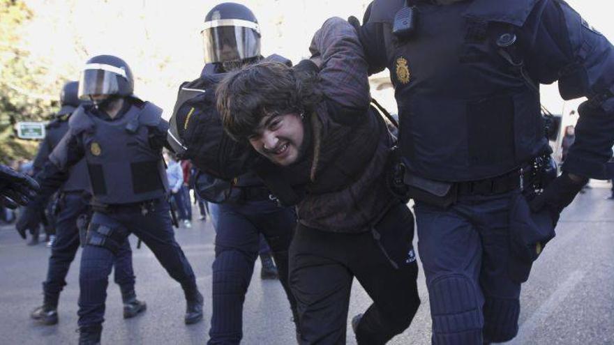 Antidisturbios vuelven a cargar contra estudiantes en Valencia