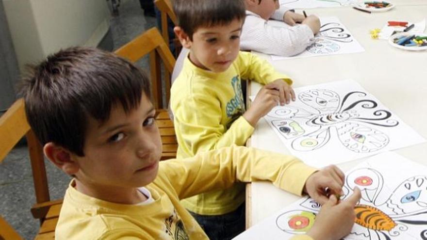 Niños participando en un taller de la Beneficiencia