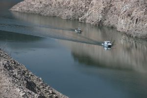 L’ACA interromp els treballs a Sau i envia els pescadors a casa durant tota la setmana