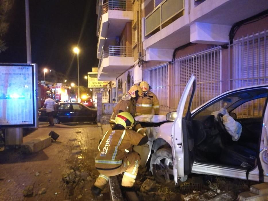 Aparatoso accidente en el casco urbano de Torrevieja con tres heridos graves