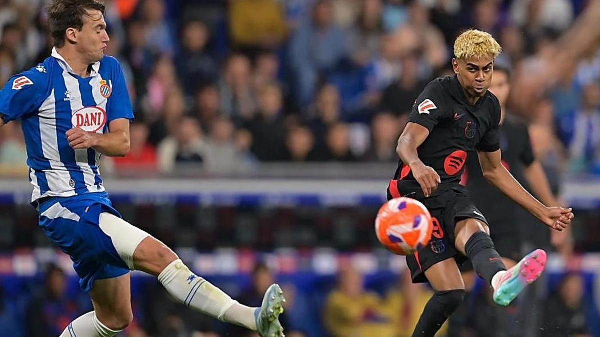 Lamine efectúa el disparo del gol nominado.