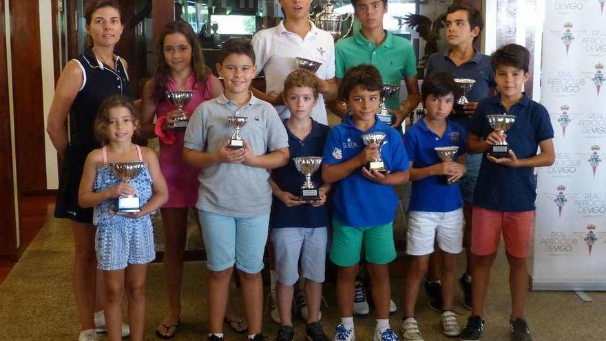 Los primeros clasificados de cada categoría, ayer en el Real Aero Club de Vigo. // FdV