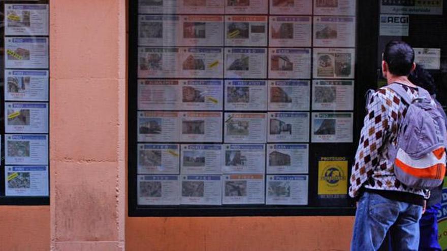 Un joven mira ofertas de viviendas en Zamora.