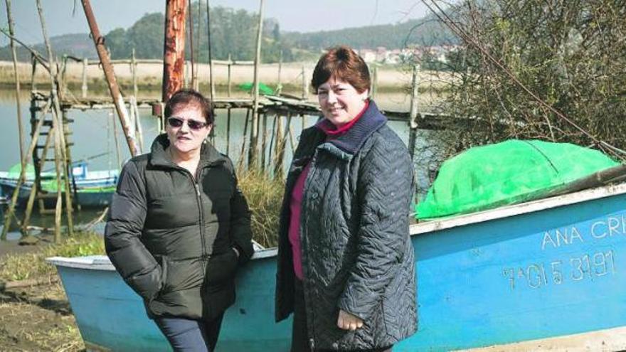 María José Granda y Luisa María Pérez, en los embarcaderos del puente de La Portilla.