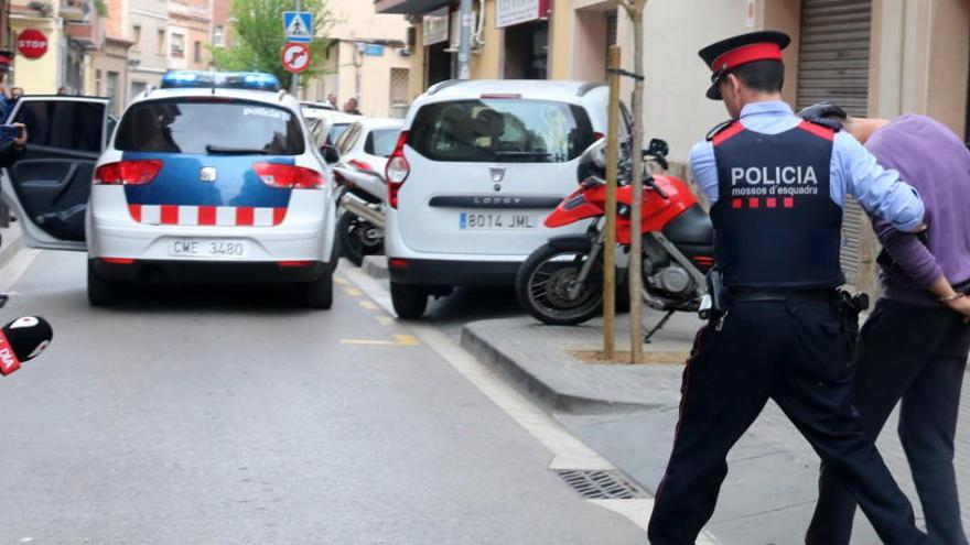 Moment en el qual els Mossos s&#039;emporten un detingut a Cornellà