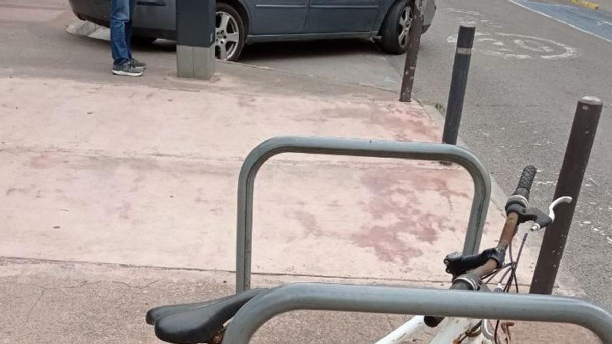 ¿Aparcabicis o ‘cementerios’ de bicicletas?