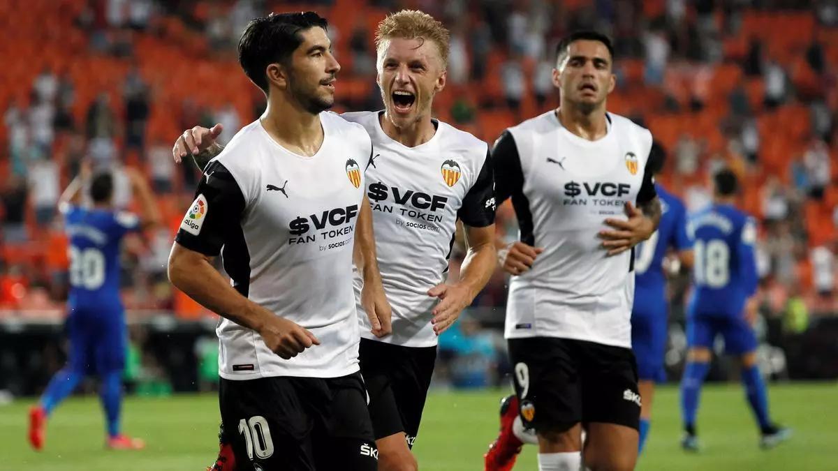 Carlos Soler celebra su gol de penalti ante el Getafe CF