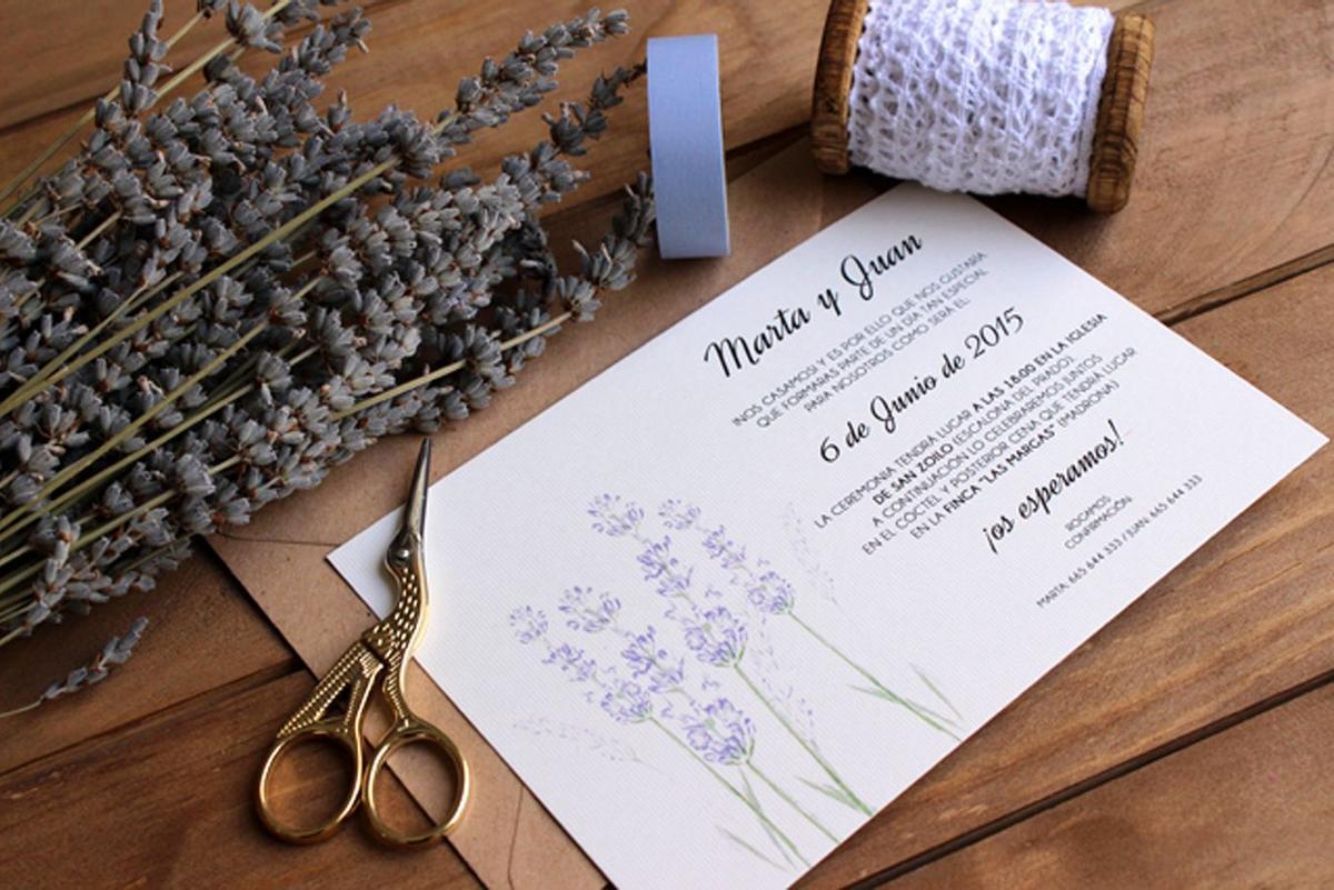 Invitaciones de boda con aire rústico: una ramita de lavanda será la compañera perfecta de cualquier invitación de boda con sabor a campo