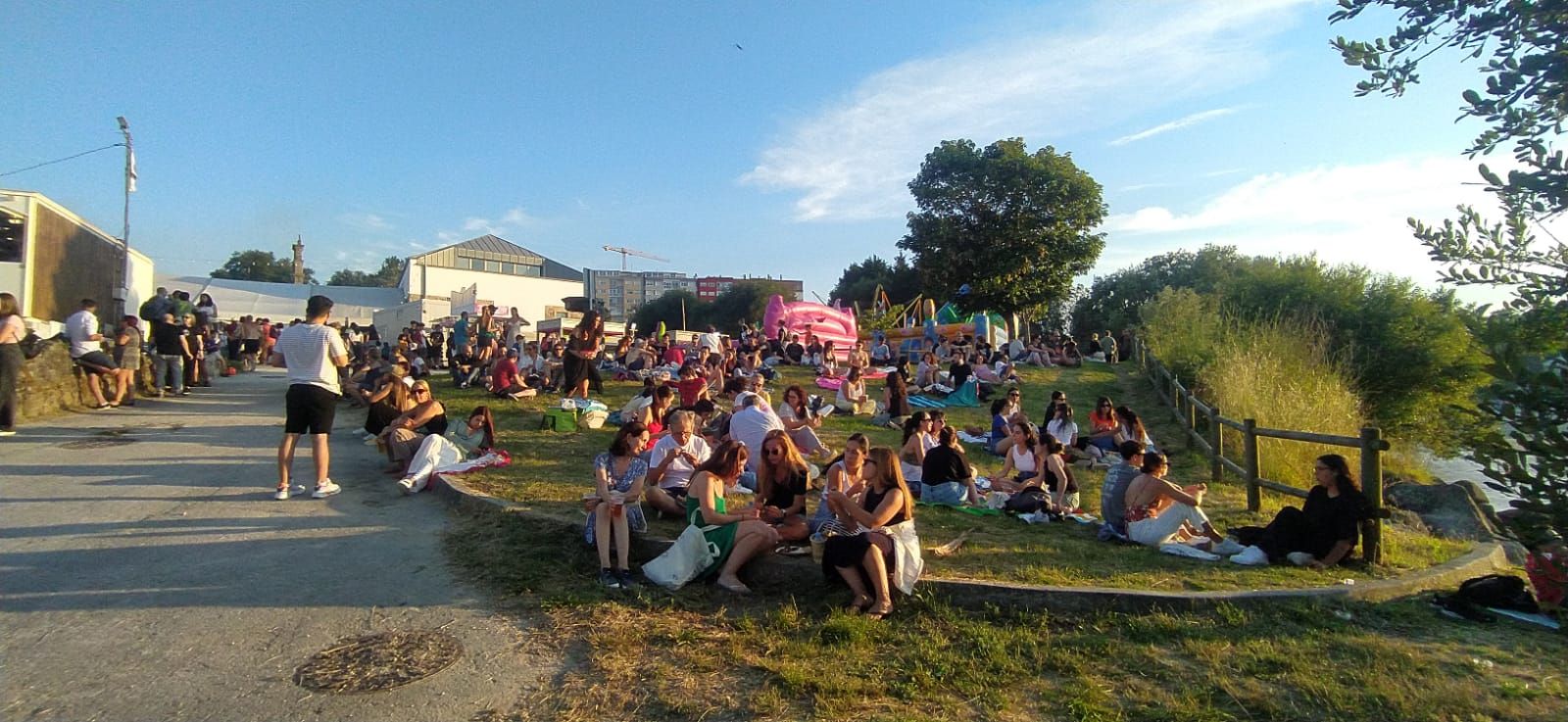 Ambientazo en las playas y plazas llenas para celebrar la noche meiga