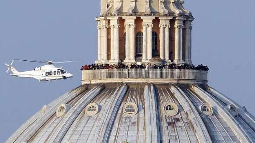 El helicóptero que trasladó a Benedicto XVI a Castelgandolfo. // Reuters