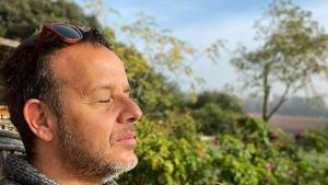 Ángel Llàcer y su perro, Óscar, tomando el sol.