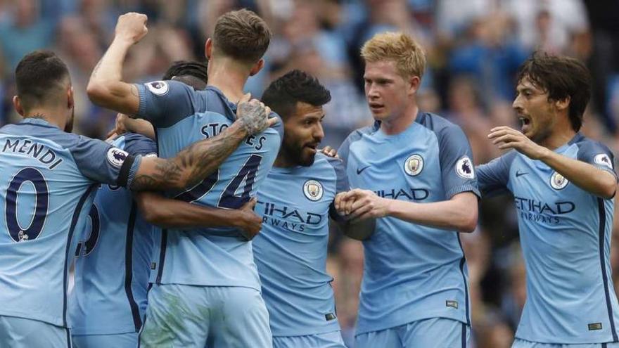 Los jugadores del Manchester City se abrazan para celebrar uno de sus tres goles de ayer al West Ham.