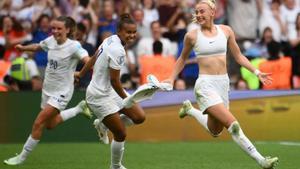 La delantera de Inglaterra Chloe Kelly celebra el segundo gol de su equipo que dio la victoria a Inglaterra