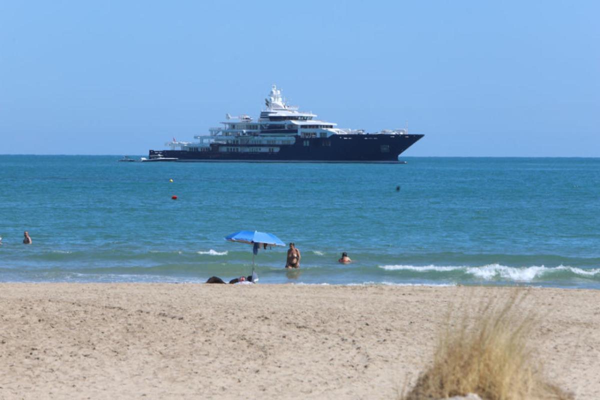 Ulysses, el cuarto yate más caro del mundo fondea en Cullera