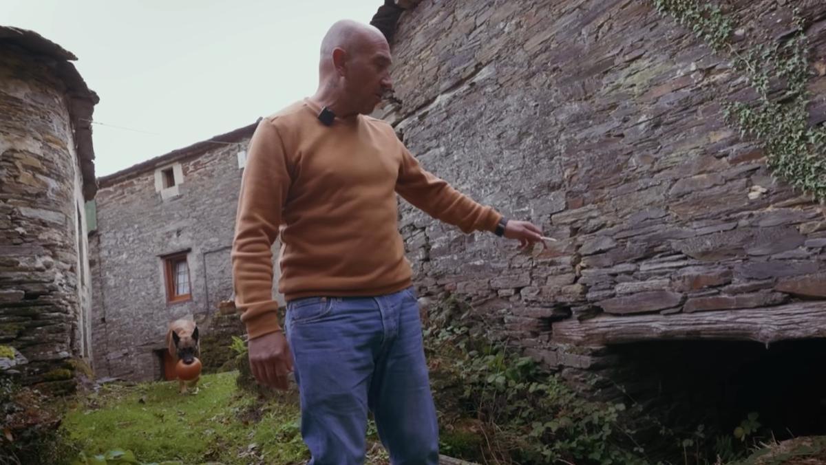 Fran mostrando su aldea, en medio de las montañas de Asturias.
