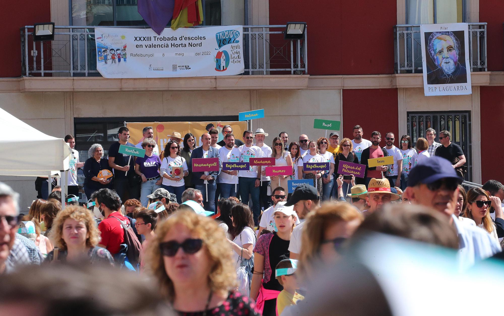 Miles de niños y sus familias viven la fiesta por la lengua en les trobades de Rafelbunyol y Almenara