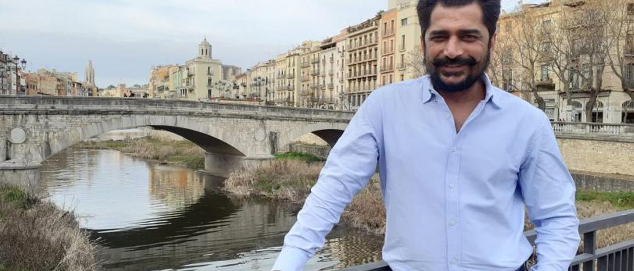 Ajay Jethi a la plaça Catalunya de Girona amb el riu Onyar i la Catedral de fons.