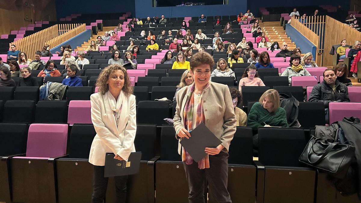 Eva Ledo y María Dolores Bueno, antes del inicio del itinerario de bienestar emocional y protección del alumnado en el Teatro Auditorio de Pola de Siero