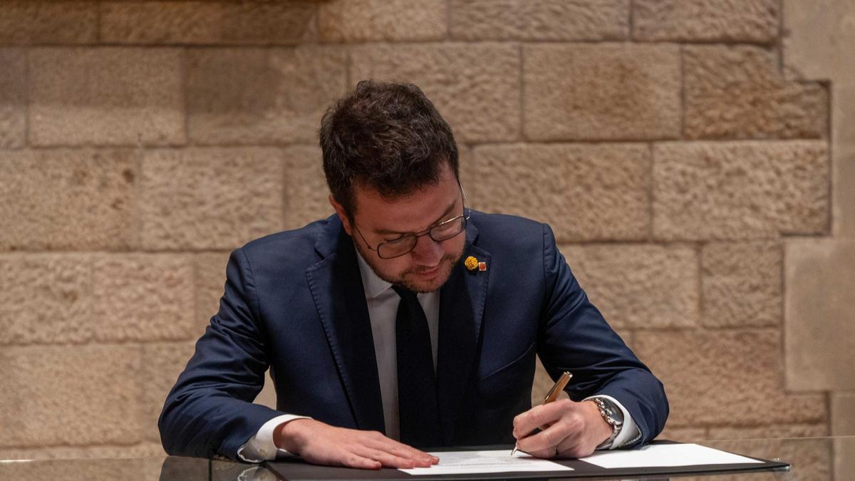 El president Aragonès firmando el decreto de convocatoria de las elecciones.