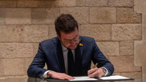 El president Aragonès firmando el decreto de convocatoria de las elecciones.