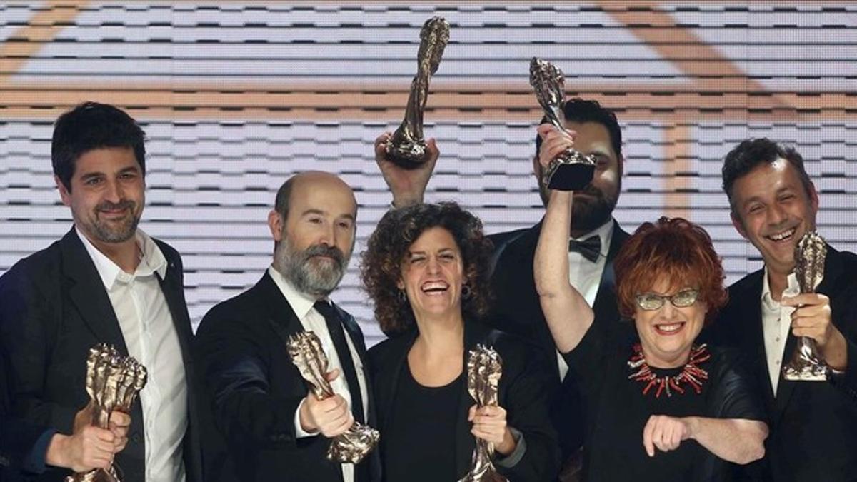 Varios de los premiados, tras la finalizacion de la gala de entrega de los VIII Premis Gaudí.