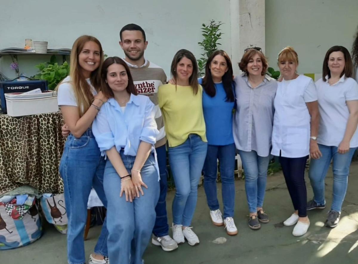 Belén y Clara Ojeda, quinta y sexta por la izquierda, junto al resto del equipo del jardín de infancia Flipper. | MARCOS LEÓN