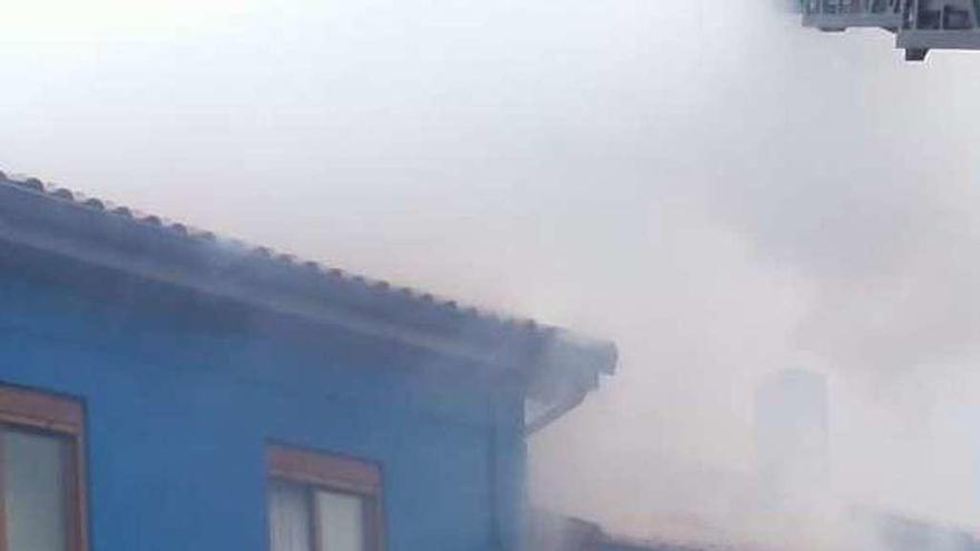 Un bombero, durante la extinción del incendio.