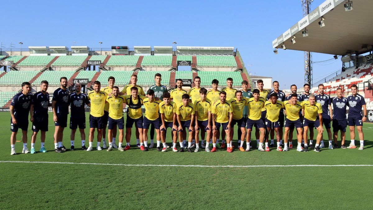 Jugadores y técnicos del Mérida posan en la primera sesión de entrenamiento.