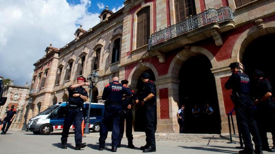 Declaració d&#039;Independència | La policia protegeix el Parlament.