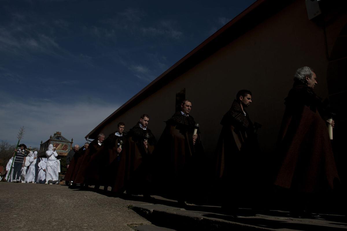 Iglesia de San Mamés, de Bercianos, a la llegada de la procesión del Santo Entierro.